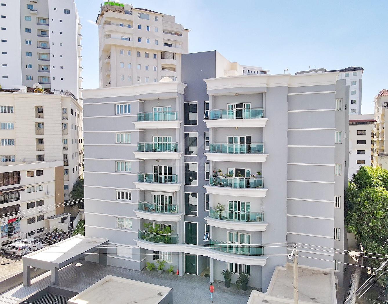 apartamentos - ESPACIOSO APARTAMENTO ASCENSOR Y PARQUEOS TECHADOS LA TRINITARIA SANTIAGO 0