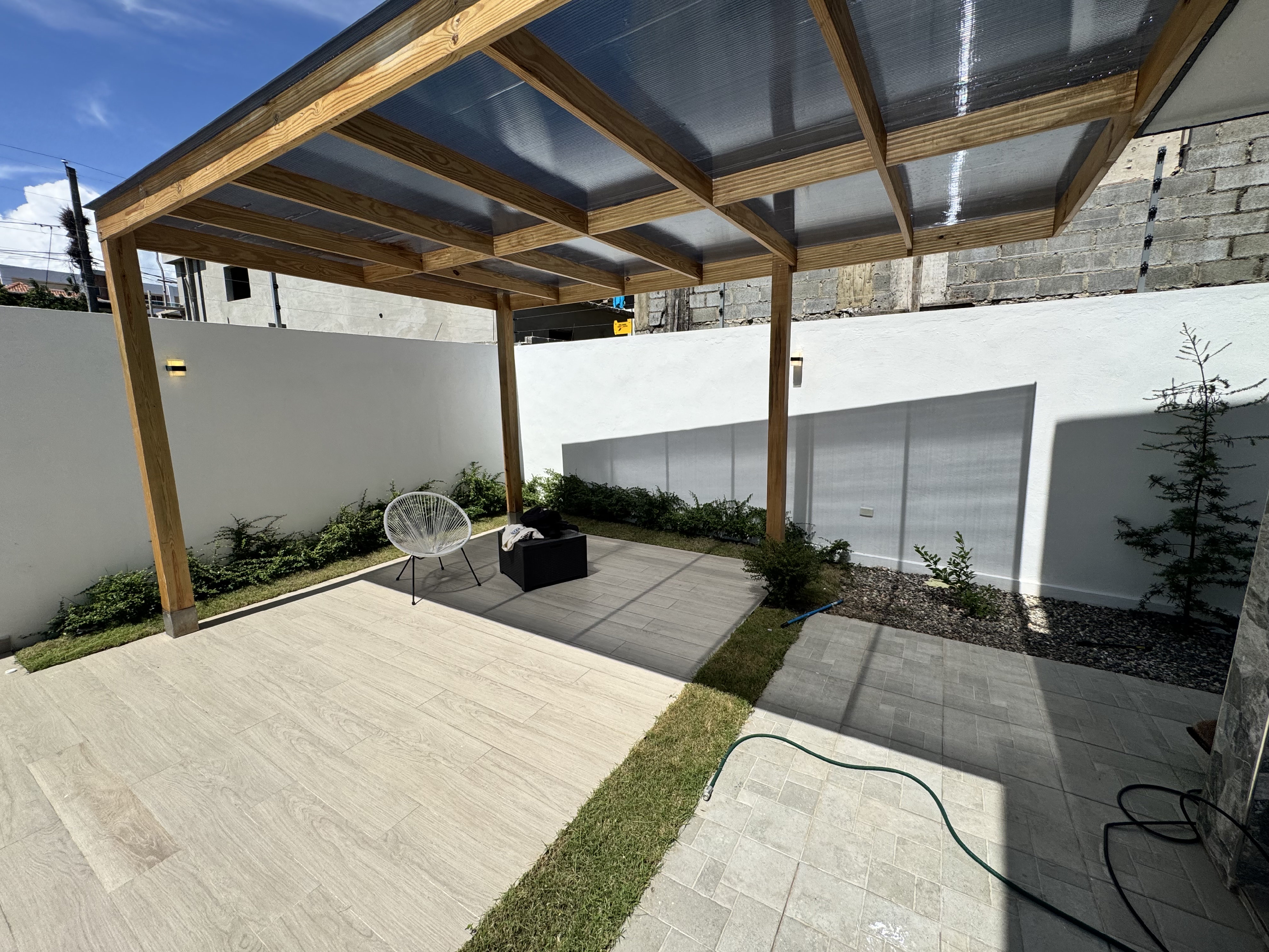 casas - venta de casa con piscina en la autopista de san isidro prado oriental con 304mt 2