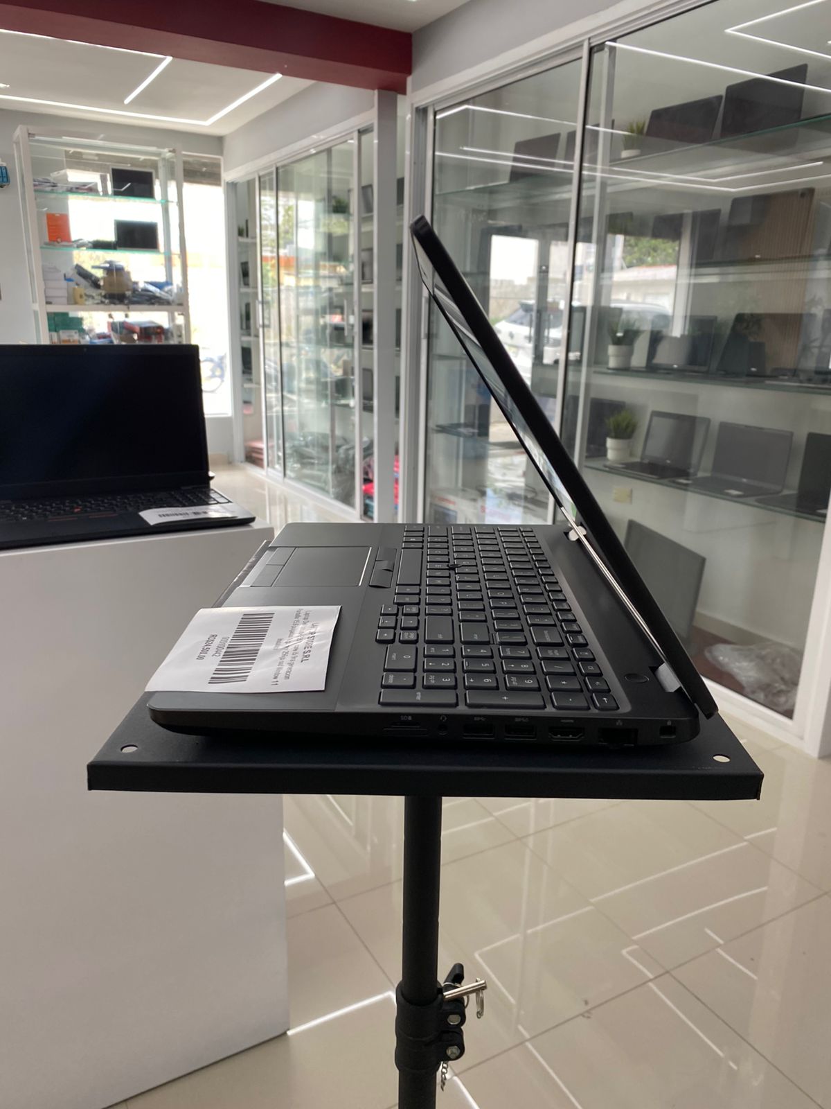 computadoras y laptops - Laptop Dell Latitud E5501 core i5 9na generación p 2