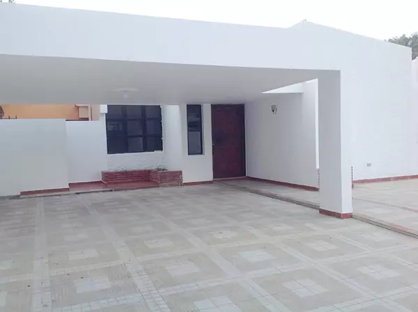 casas - Propiedad céntrica y comercial  6
