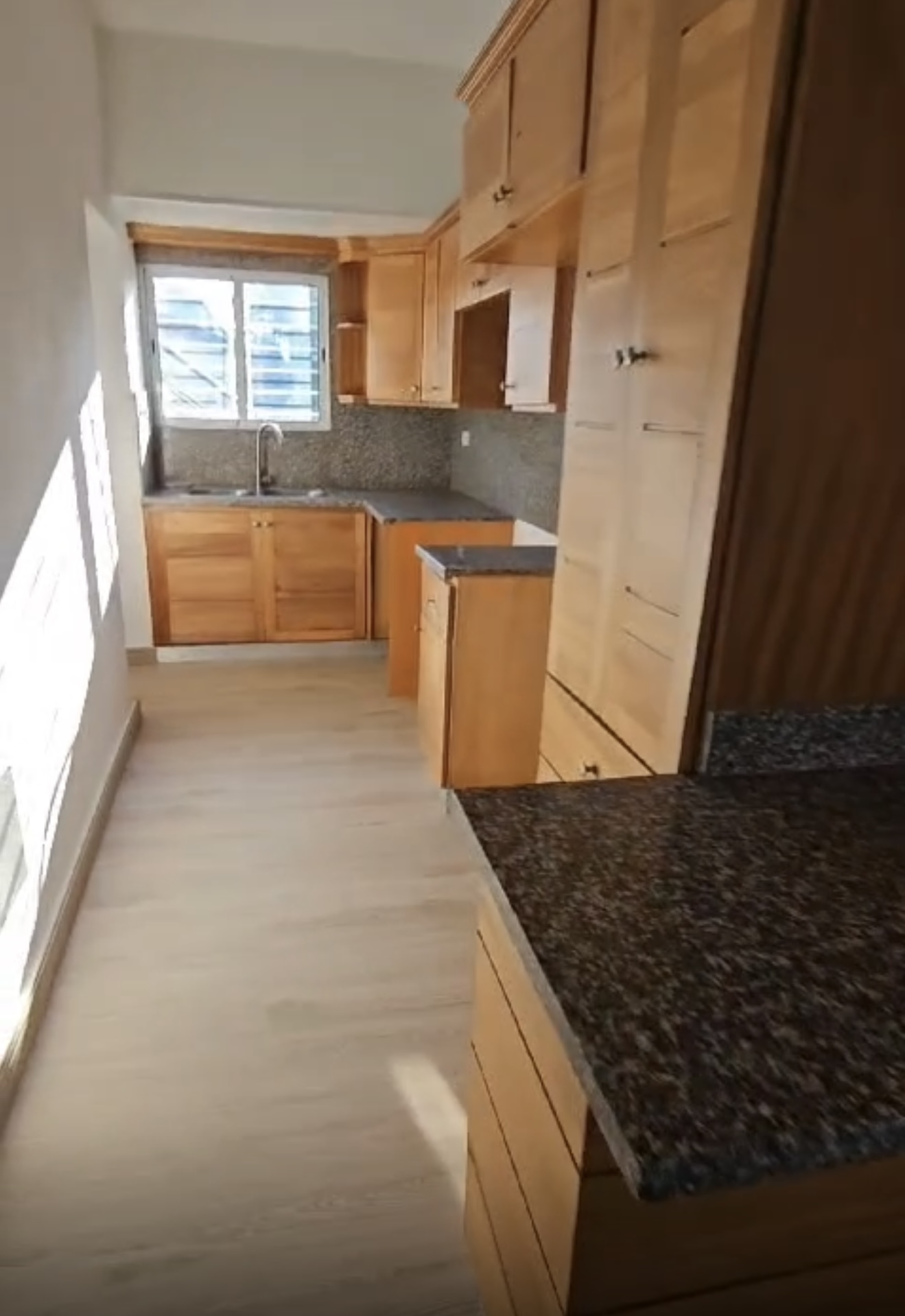 apartamentos - Alquiló segundo nivel en el millón tres hab 2.5 ba 4