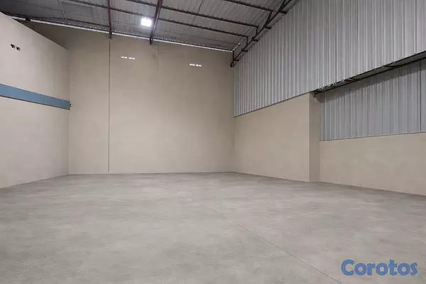 oficinas y locales comerciales - Nave Industrial con Panwles Solares Próximo al Merca Santo Domingo  4
