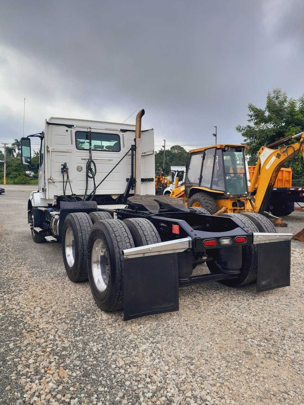 camiones y vehiculos pesados - Volvo VNL año 2014 4