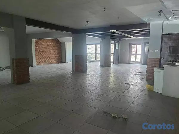 oficinas y locales comerciales - 🔵Alquilo Local 350 mts 1er piso en Julieta 8