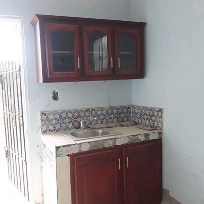 cocina - Gabinete de tres puertas en madera para cocina (NO COGE CARCOMA)