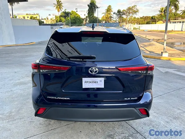 jeepetas y camionetas - Toyota highlander 2021 XLE  4