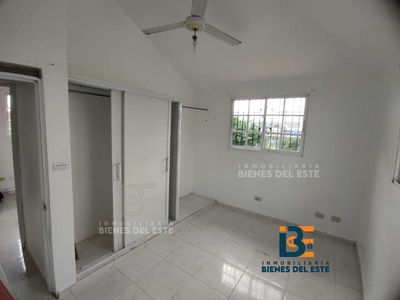 casas - Casa de Dos Niveles con Amplio Patio, 305 Metros de solar 4