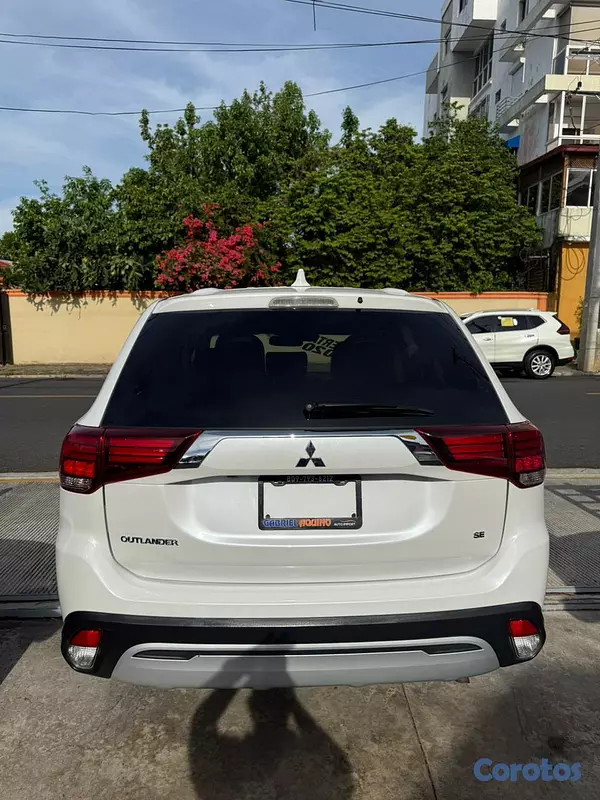 jeepetas y camionetas - Mitsubishi Outlander SE 2020 9