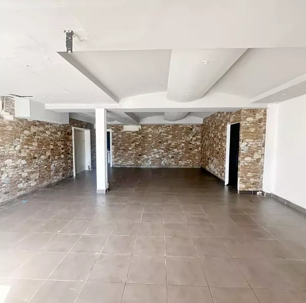 oficinas y locales comerciales - Local primer nivel céntrico  2