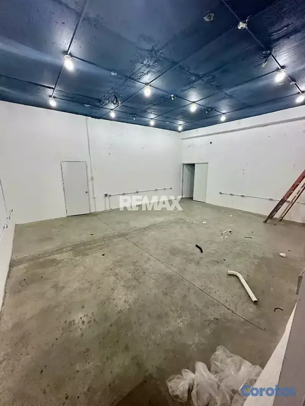 oficinas y locales comerciales - Local comercial de 225mt2 en alquiler en Bella Vis 8
