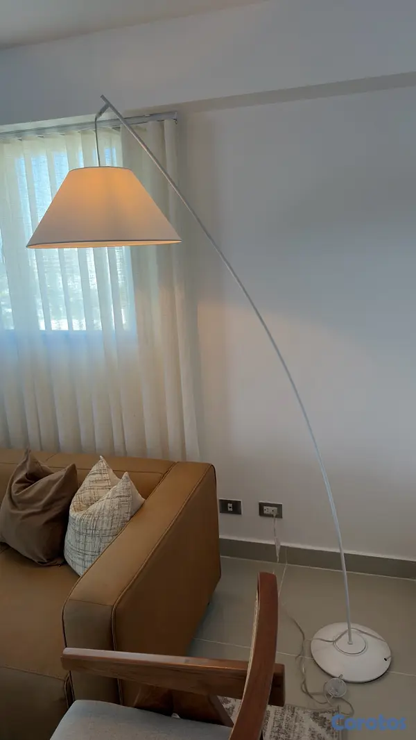 decoración y accesorios - lámpara de piso curva, casi nueva, RD$3,000.00 2