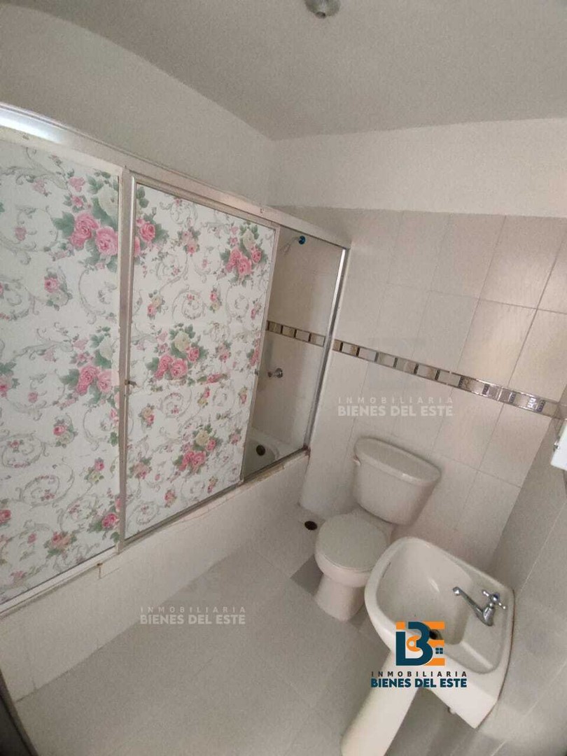 casas - Casa de Dos Niveles con Amplio Patio, 305 Metros de solar 5
