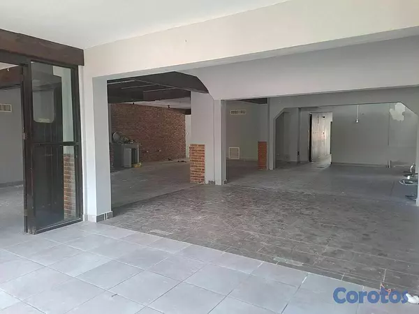 oficinas y locales comerciales - 🔵Alquilo Local 350 mts 1er piso en Julieta 6