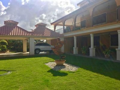 casas - Mansión de 6 Habitaciones, 3 Niveles, Urb. Altos de Rafey 0