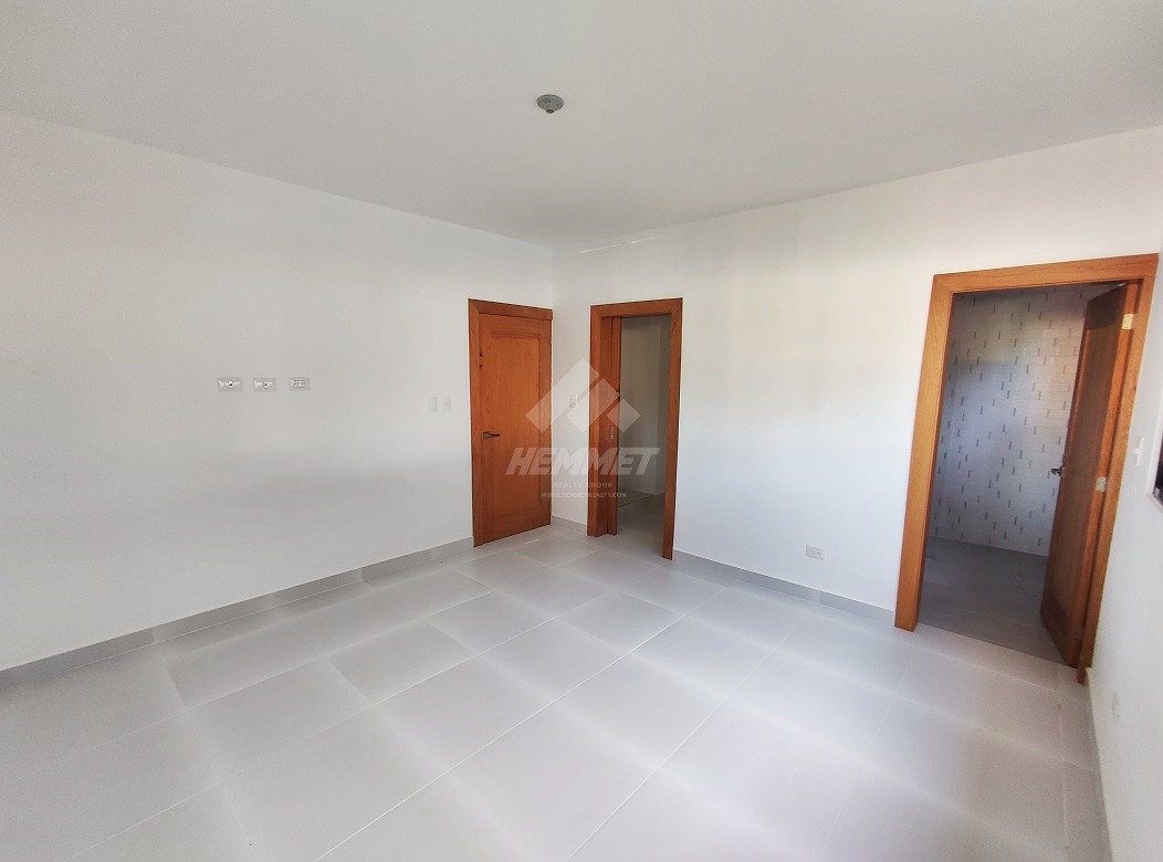 apartamentos - PRIMER NIVEL CON ROOFTOP Y PARQUEOS TECHADOS JARDINES DEL ESTE STGO.  7