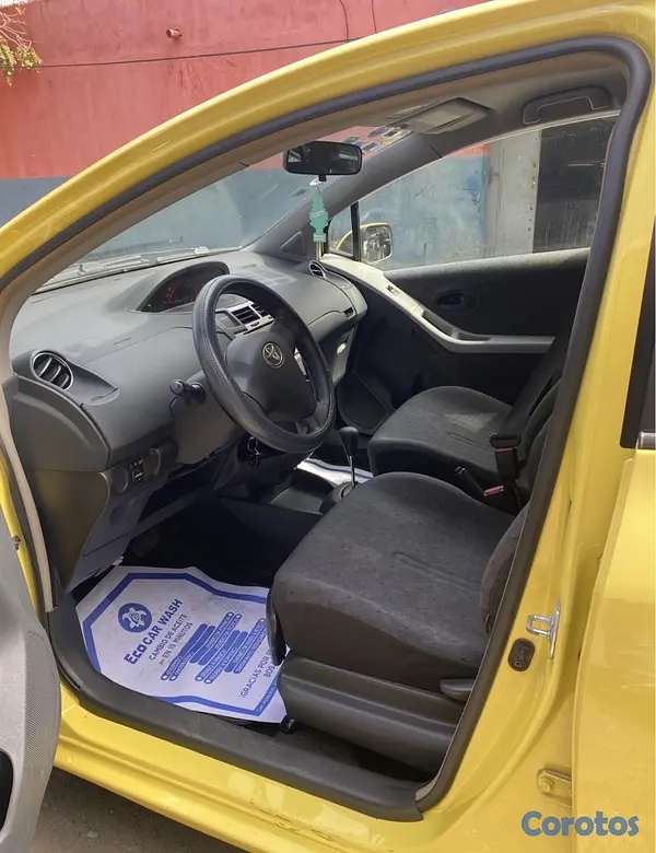 carros - Toyota Vitz 2010 10