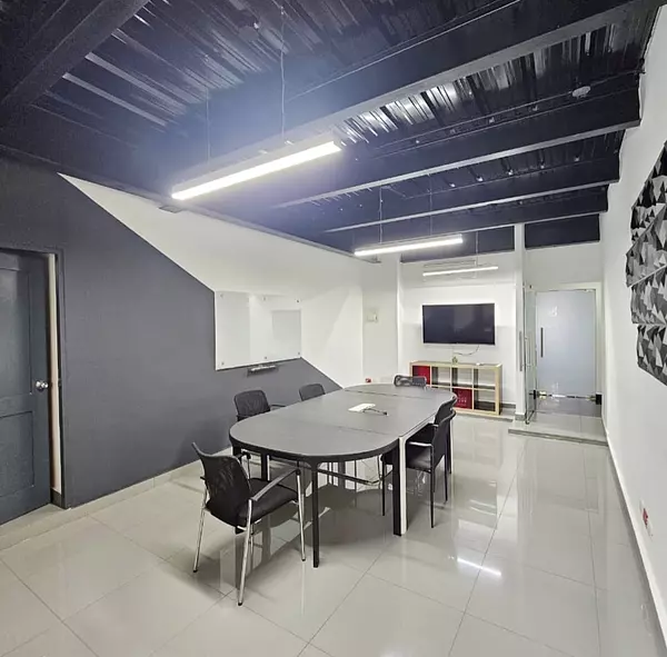 oficinas y locales comerciales - Local céntrico en los prados  4