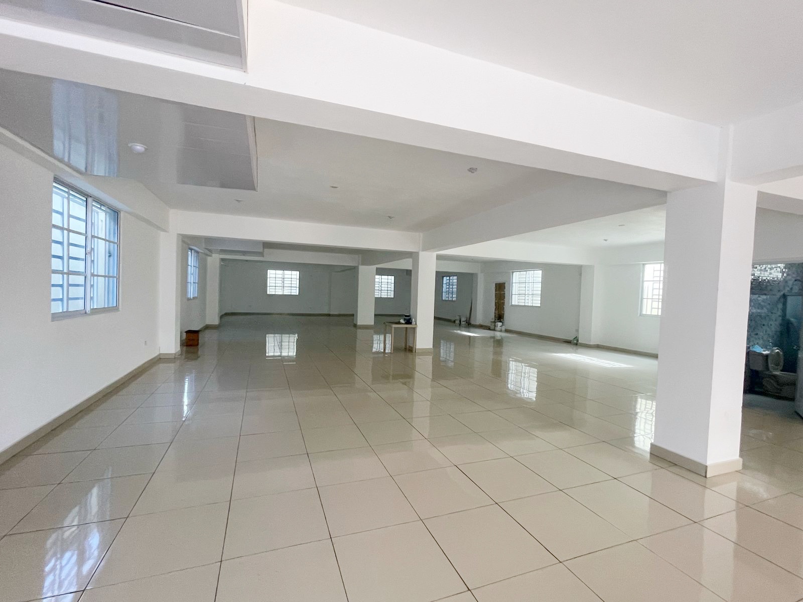 oficinas y locales comerciales - Local céntrico en Primer nivel  1