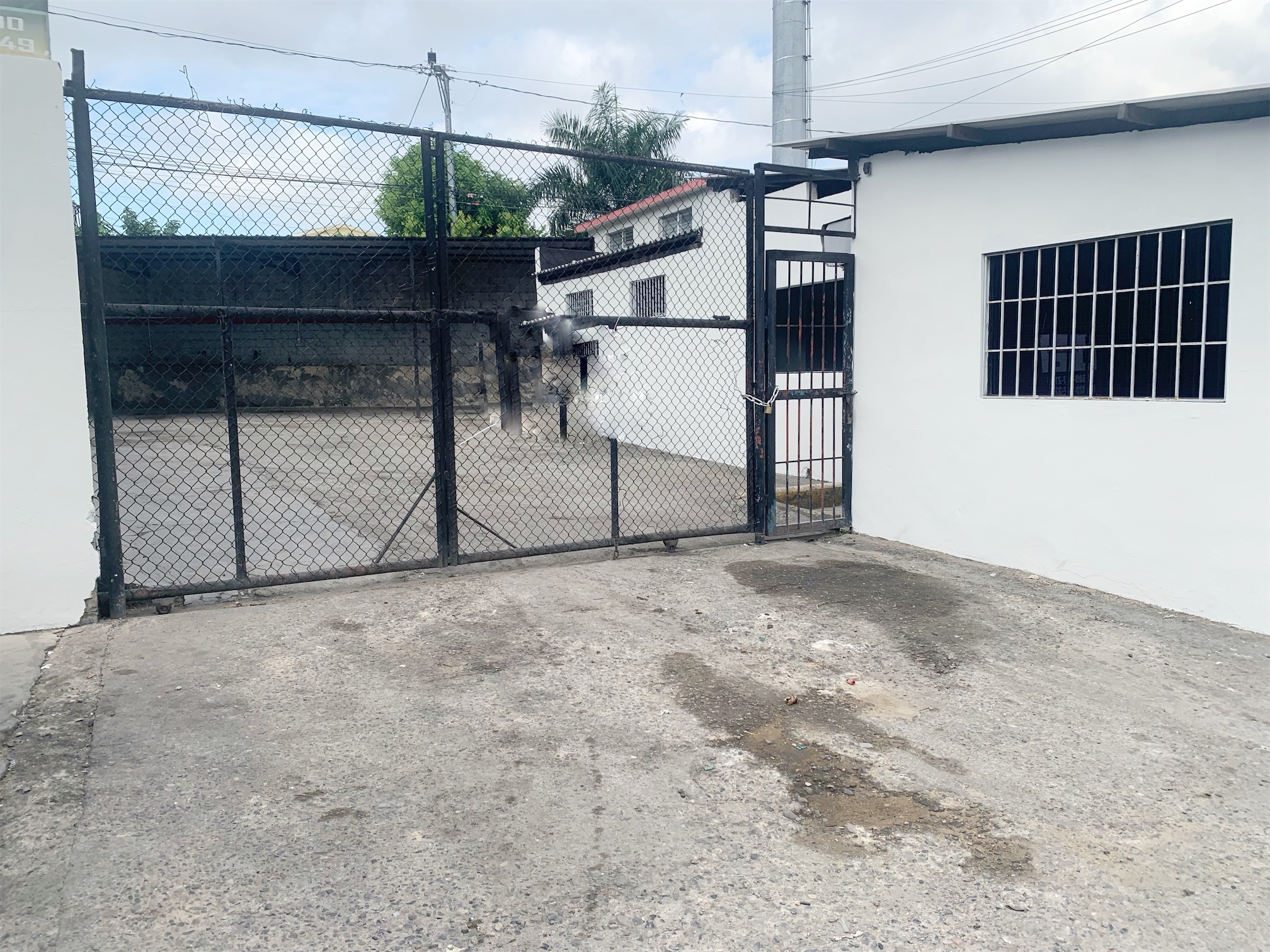 oficinas y locales comerciales - Local amplio en Arroyo hondo  2