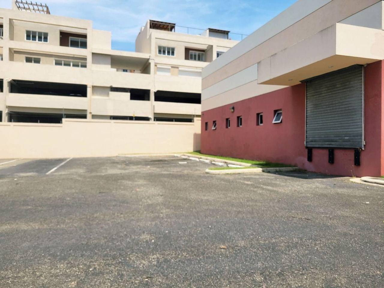 oficinas y locales comerciales - Imponente Local Comercial Av. Cayetano Germosen 3