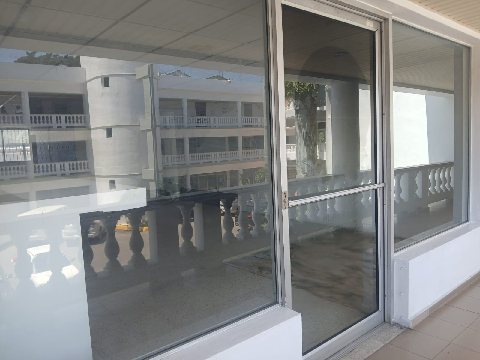 oficinas y locales comerciales - Se Alquila Local Comercial en Ave. Estrella Sadhal 1