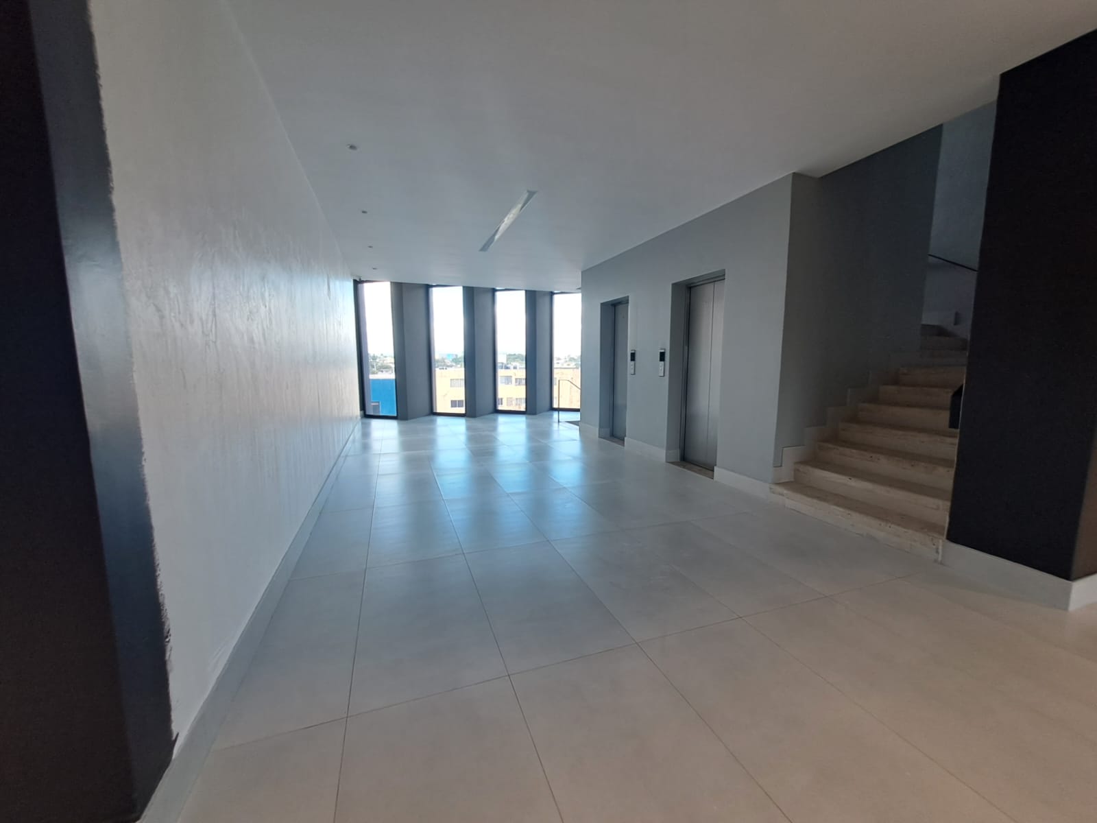 oficinas y locales comerciales - Alquilo Local  4to piso 86 mts en los prados  6
