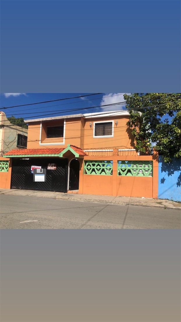 casas - Venta de casa de 340mts de solar amplio patio próximo a la charles de Gaulle 0
