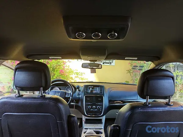 jeepetas y camionetas - Se vende Dodge Grand Caravan SXT 2017, excelentes  7