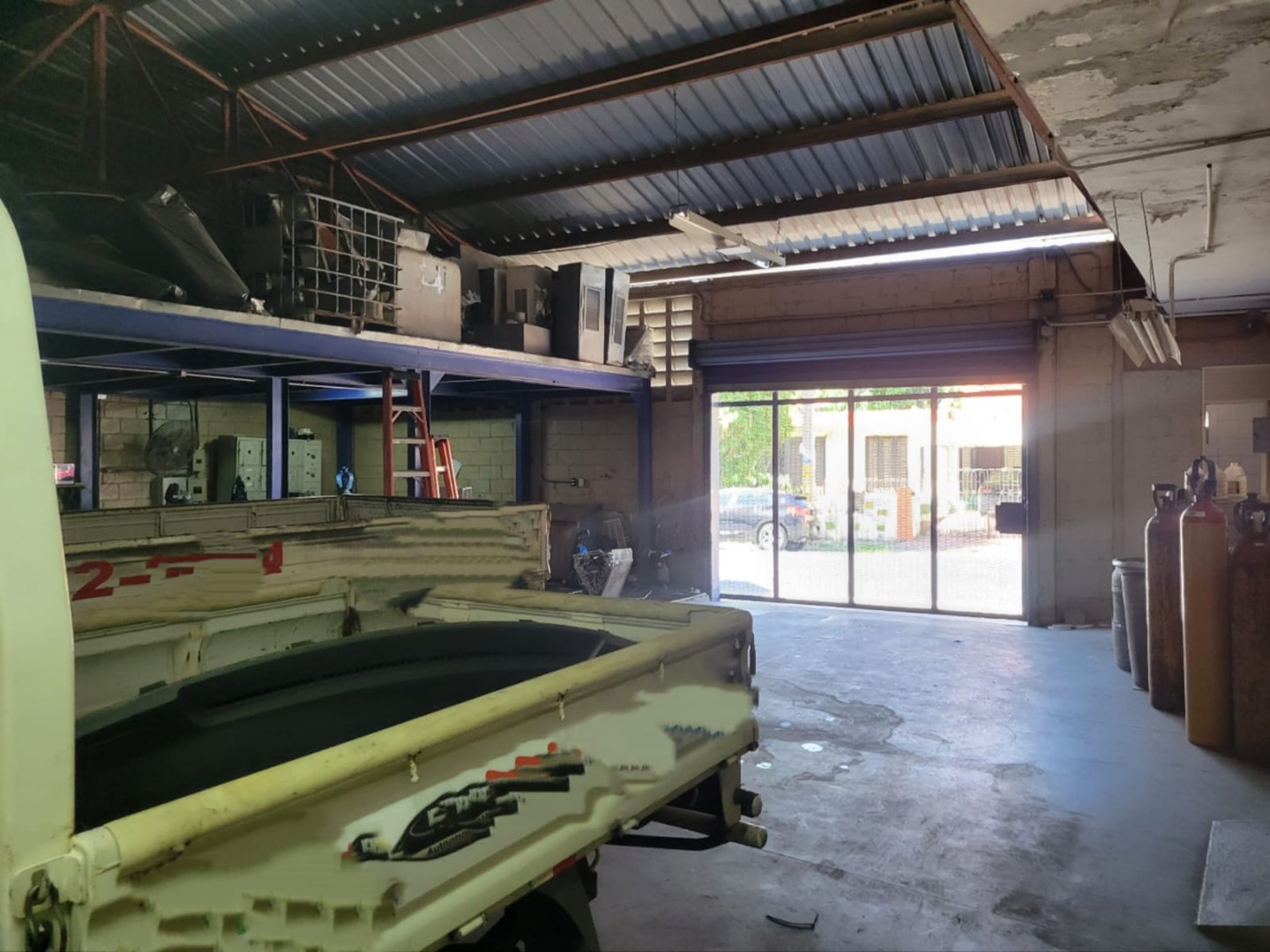 oficinas y locales comerciales - Venta de Nave y local comercial en Mata Hambre Distrito Nacional 5