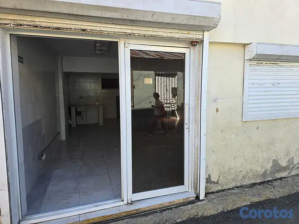oficinas y locales comerciales - Local, amplio salón con baño dentro.  A 5 metros d 3