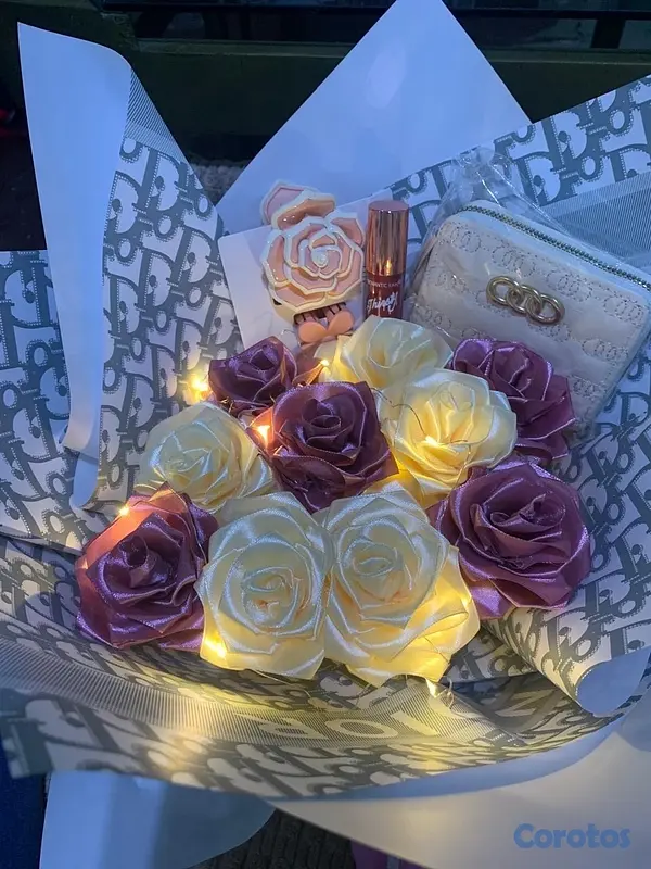 Otros productos - vendo arreglo de flores eternas y combos de cartera con llavero  6