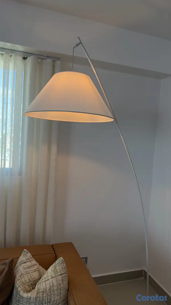 decoración y accesorios - lámpara de piso curva, casi nueva, RD$3,000.00 5