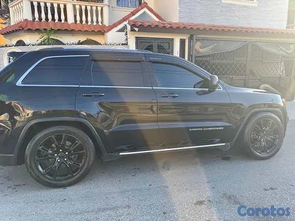 jeepetas y camionetas - Venta Jeep grand cherokee Laredo 2014 excelentes c 5
