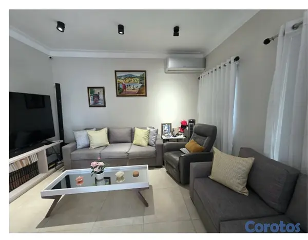 apartamentos - Se vende amplio apartamento 2do nivel, zona céntrica y de fácil acceso.  4