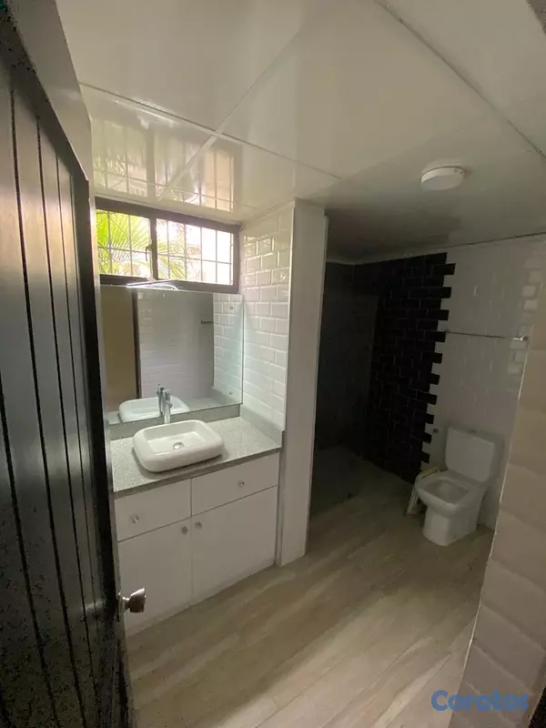 apartamentos - vendo primer nivel en el millón tres habitaciones dos baños parqueo servicio  9