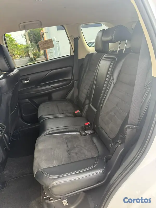 jeepetas y camionetas - Mitsubishi Outlander SE 2020 12