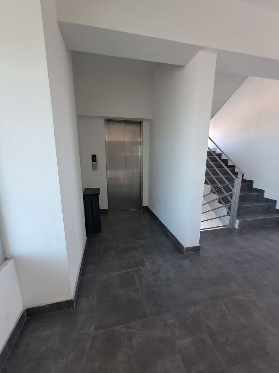 oficinas y locales comerciales - Alquilo local  2do piso 35 mts en los prados  4