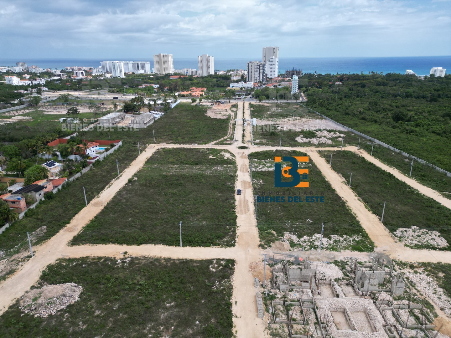 solares y terrenos - Se Vende Solar con 401 Metros de Esquina en Juan Dolio, San Pedro de Macoris. 1