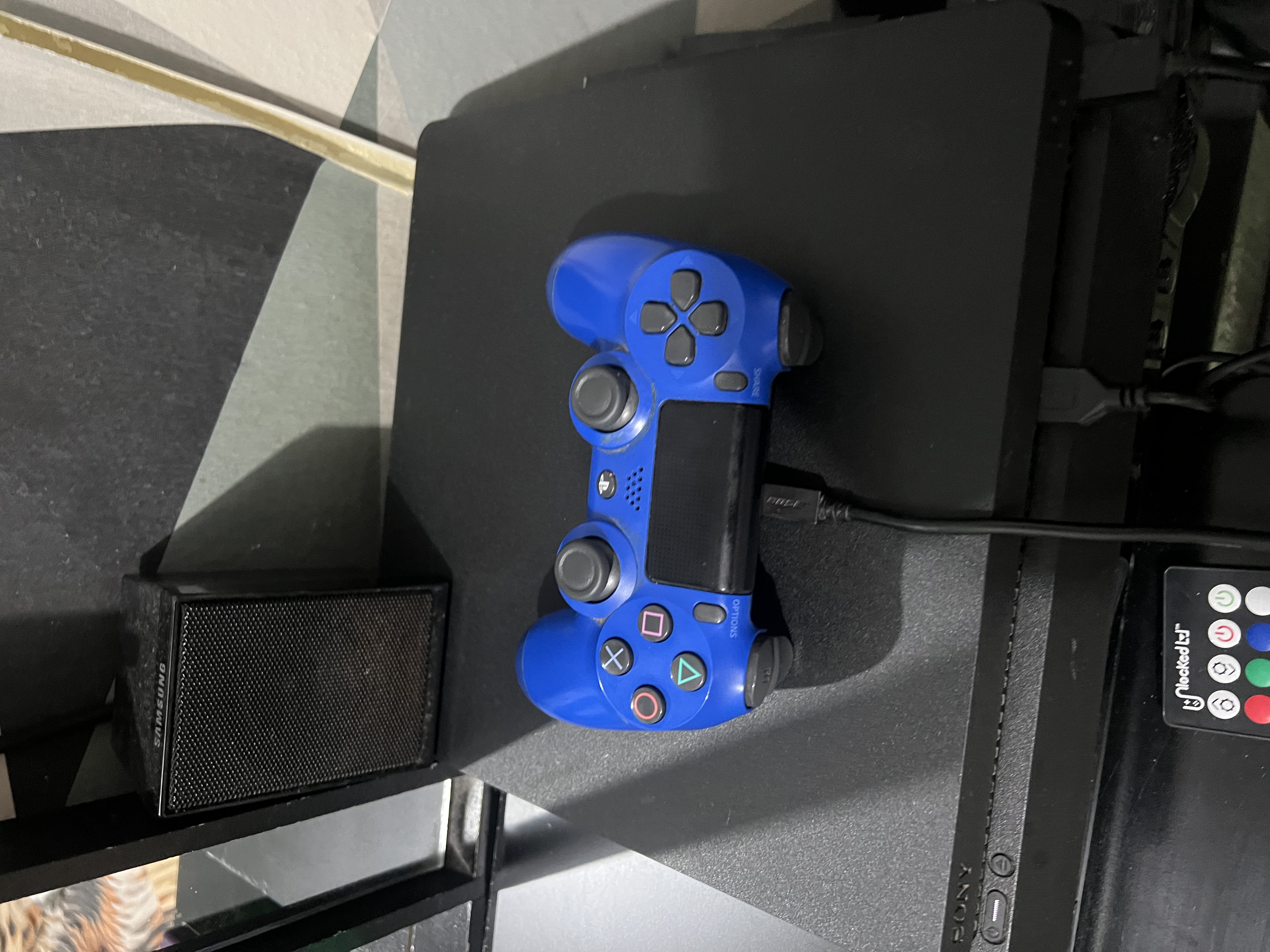 consolas y videojuegos - Vendo play 4 Slim en buenas condiciones , y cinta 1