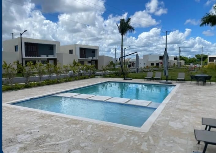 casas vacacionales y villas - Vendo Villa punta cana amueblada tres hab patio pr 8
