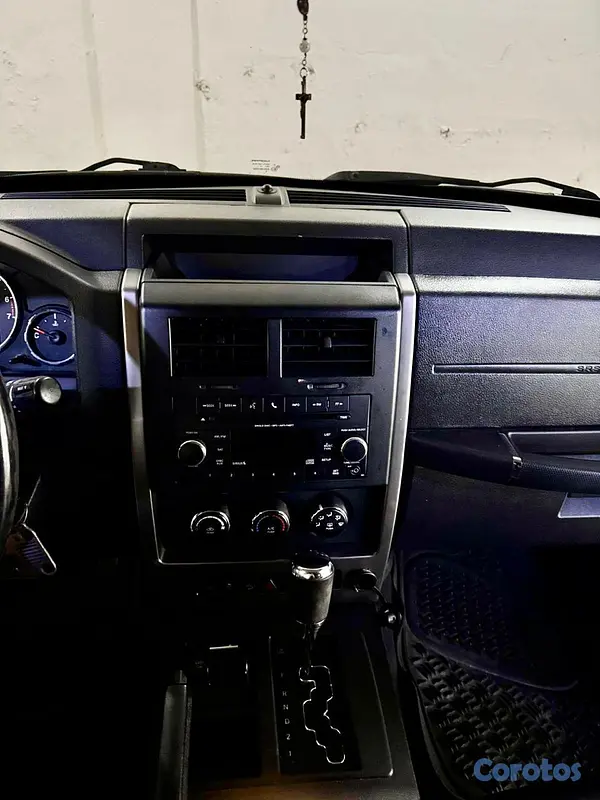 jeepetas y camionetas - Vendo Jepp Liverty  6