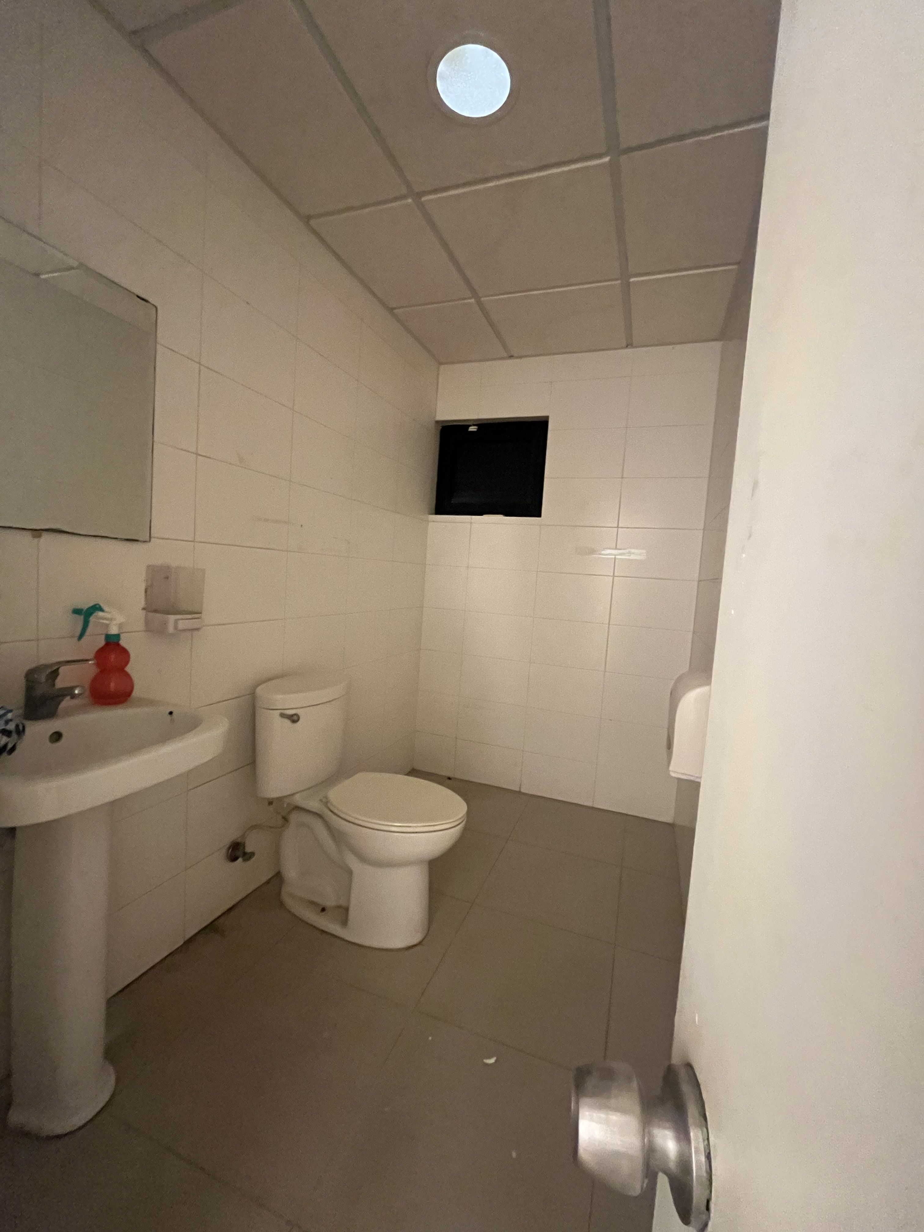 oficinas y locales comerciales - Local en alquiler con Drive thru en avenida principal 2