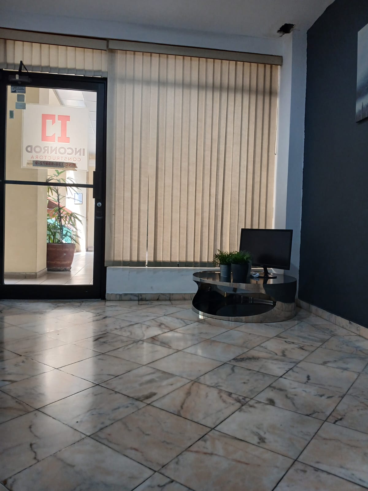 oficinas y locales comerciales - Alquilo local comercial en Av. Sarasota  3