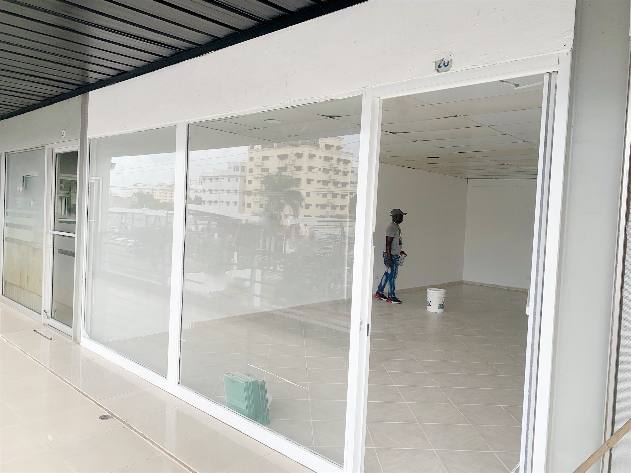oficinas y locales comerciales - Local céntrico en renacimiento 2