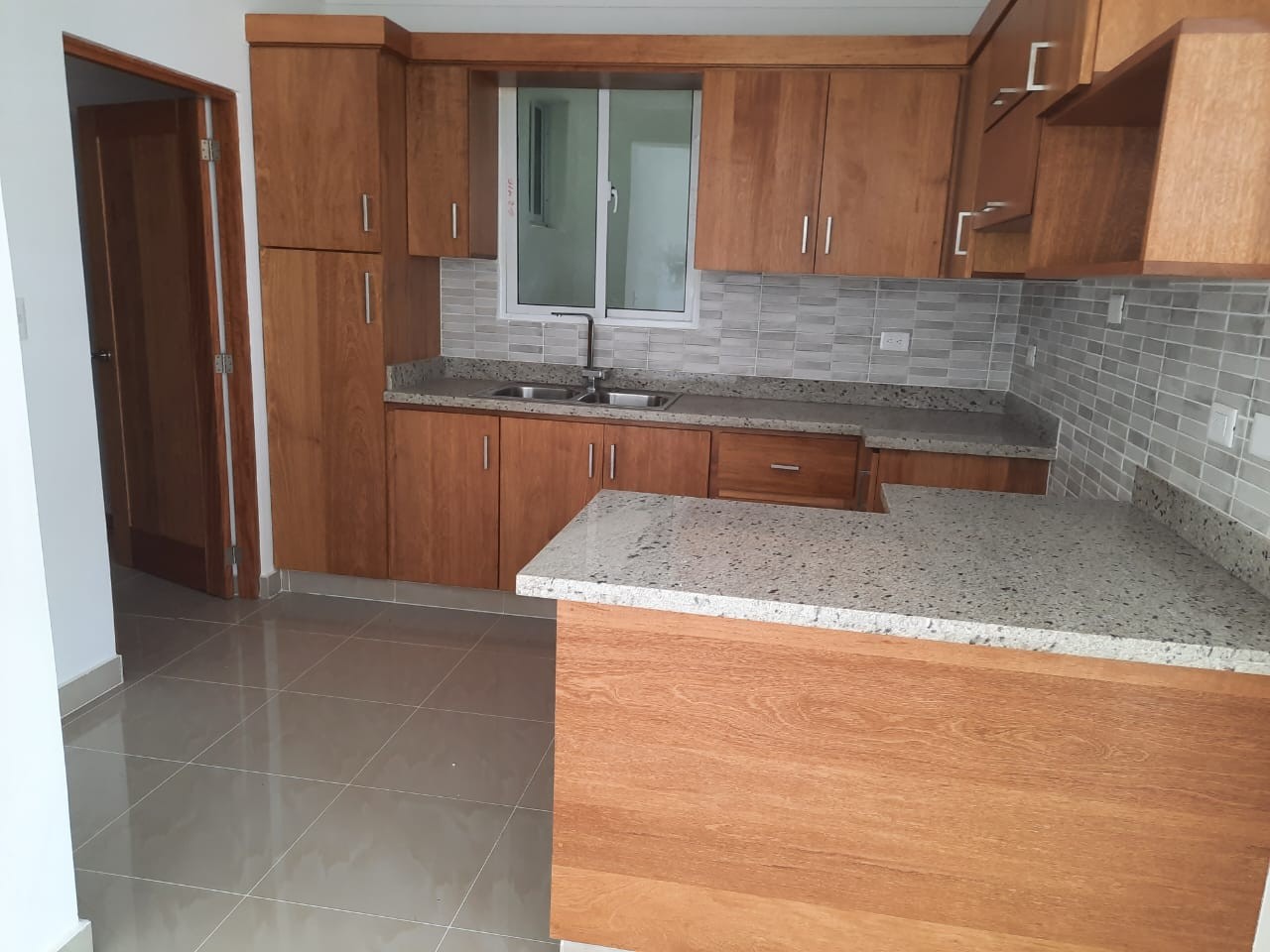 apartamentos - Vendo Bonito Apartamento 2do Nivel en Los Alamos  4