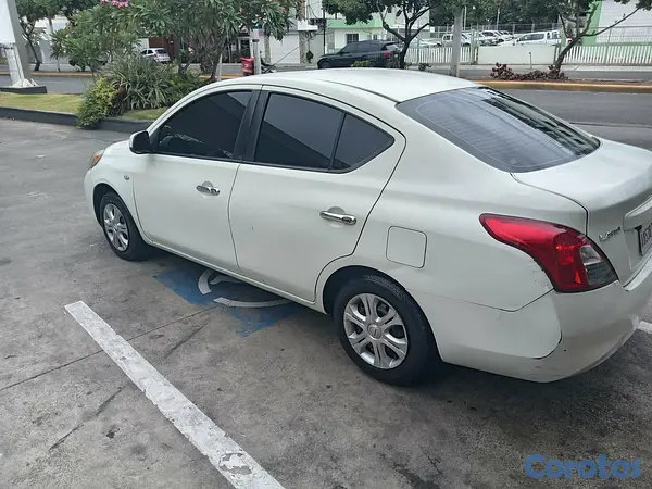 carros - Nissan latió /versa 2013  7