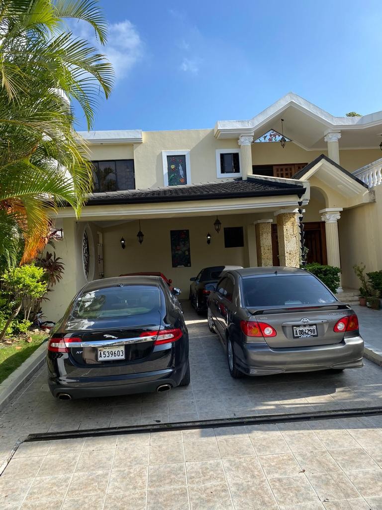 casas - Residencia de 2 Niveles en Los Laureles  1