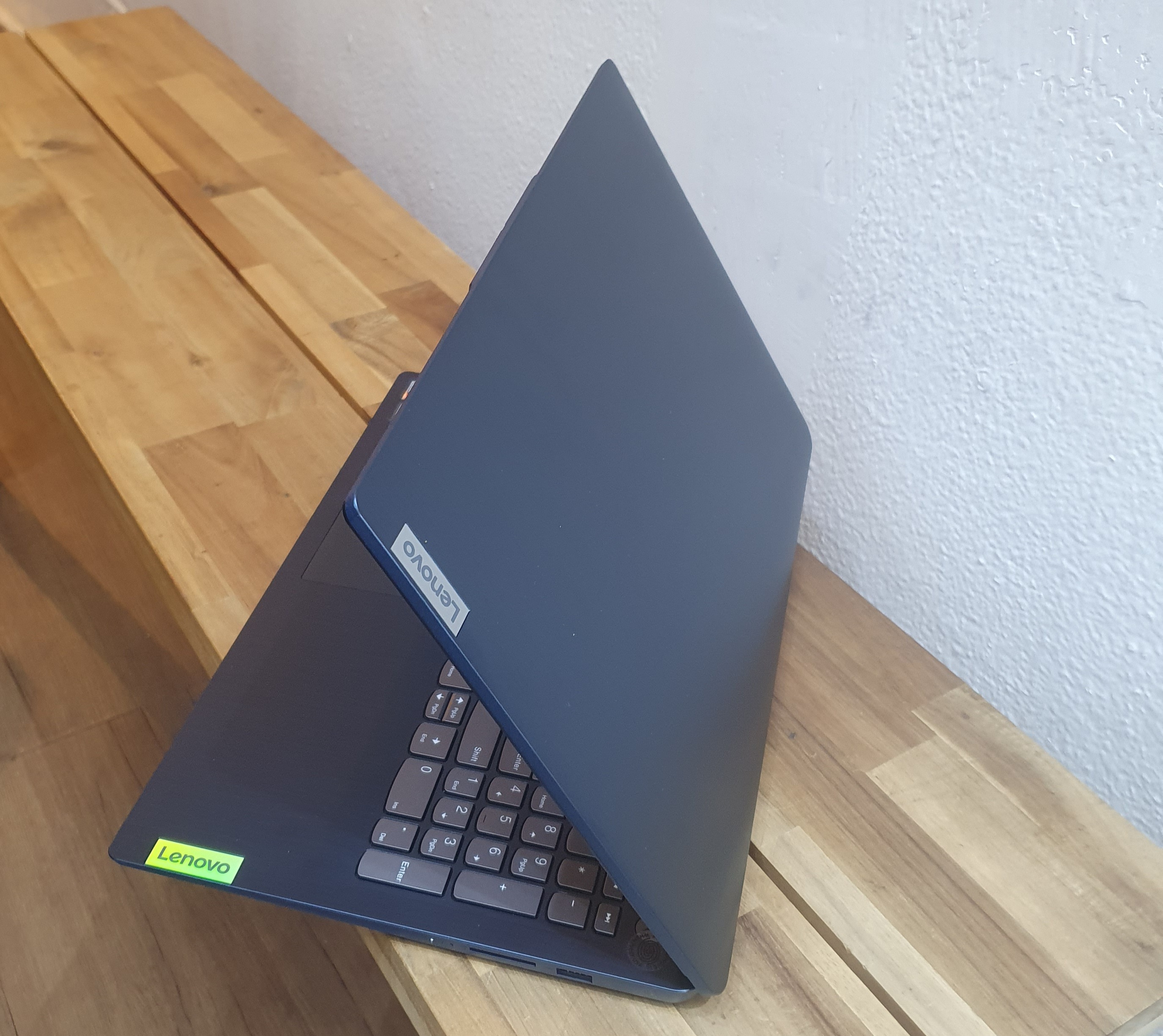 computadoras y laptops - Laptop Lenovo IdeaPad 3, 15.6" FHD, Ryzen 7 5825U, 12GB RAM, 512GB SSD, Nueva 2
