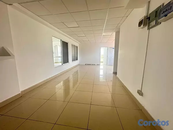 oficinas y locales comerciales - OFICINA MODERNA CON EXCELENTE DISTRIBUCION EN BELLA VISTA 5