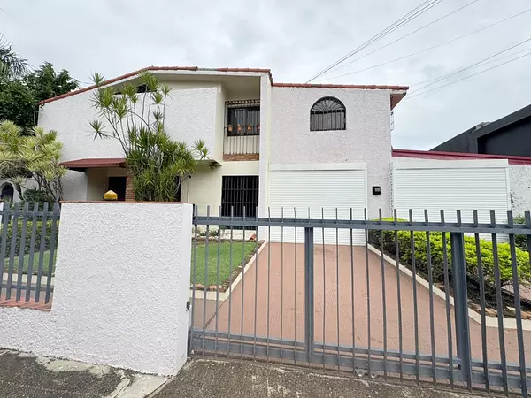 casas - Propiedad céntrica en Alquiler  2